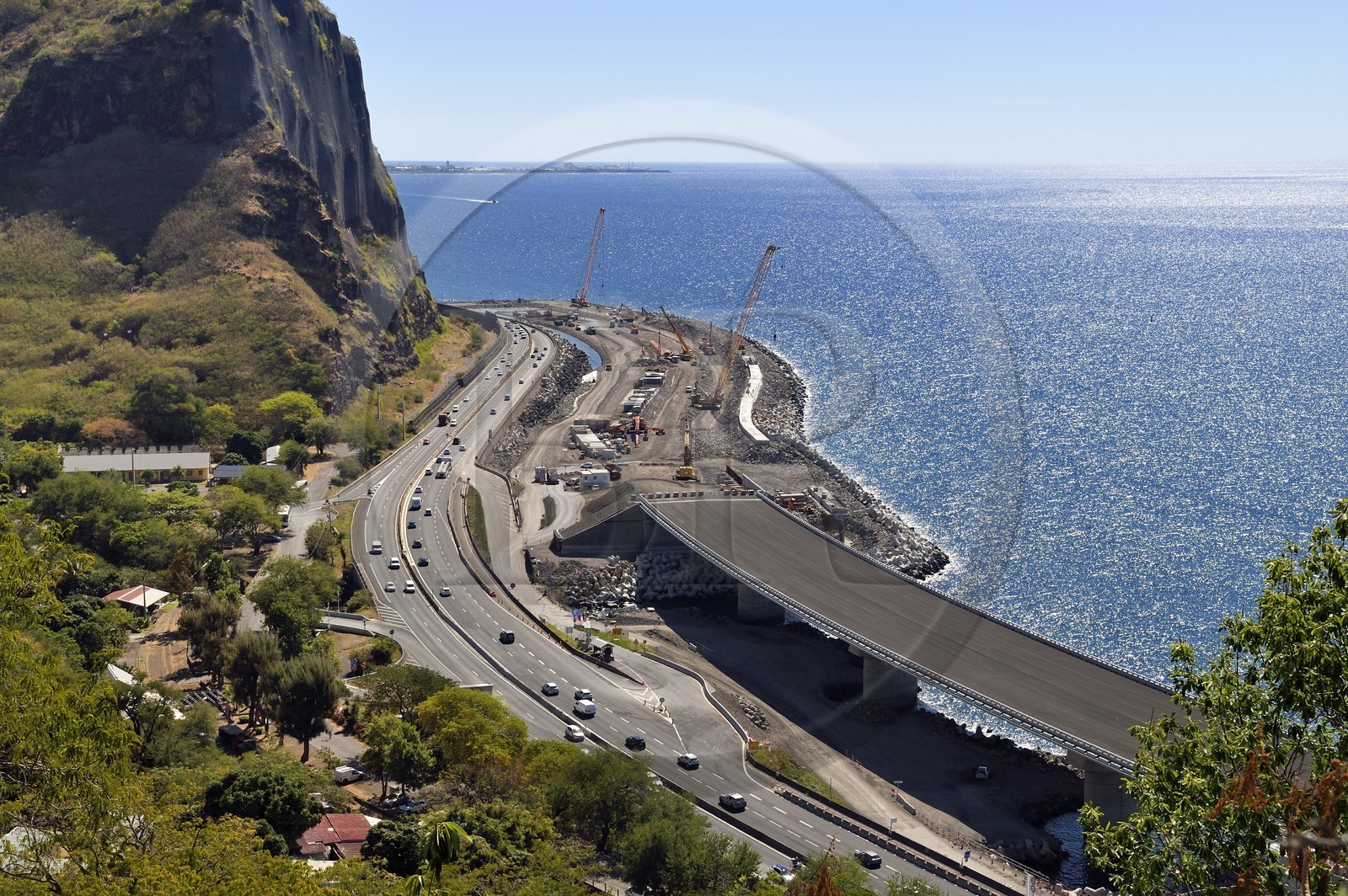France, Ile de la Reunion, La Possession, chantier de la Nouvelle Route du Littoral (NRL) à la Grande Chaloupe, viaduc maritime long de 5,4 km entre la capitale Saint-Denis et le principal port de commerce à l’Ouest