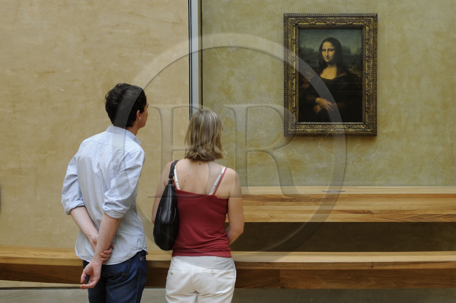 France, Paris (75), Musée du Louvre, visiteurs admirant la Joconde de Leonard de Vinci