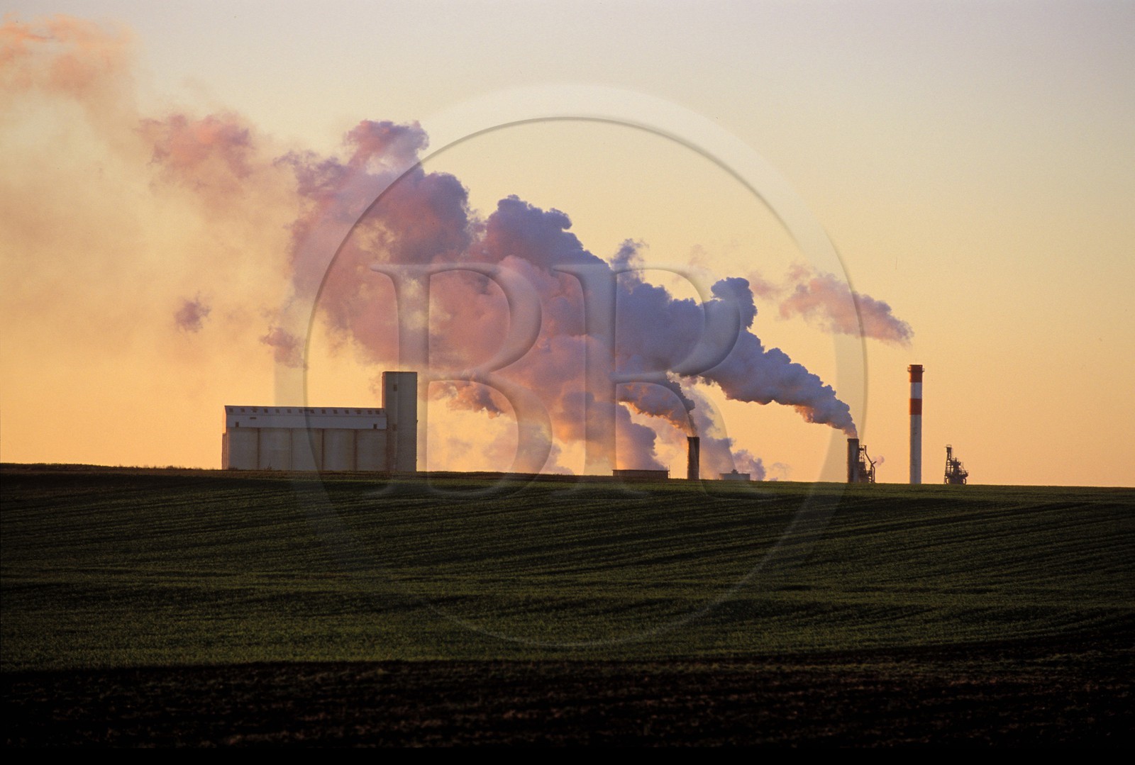 France, Ardennes (08), fumées d'usines à la campagne