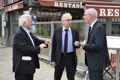 France, Charente-Maritime (17), La Rochelle, Jean Ferru (à gauche), Maxime Bono, ancien maire de La Rochelle (au centre) et Jean  Guillaume  Ménès, Directeur  Général  de  la  Caisse  régionale  du  Crédit Agricole Charente-Maritime Deux-Sèvres (à droite)