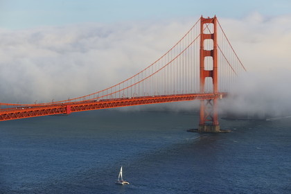 Etats-Unis, Californie, San Francisco, le pont du Golden Gate Bridge émergeant de la brume
