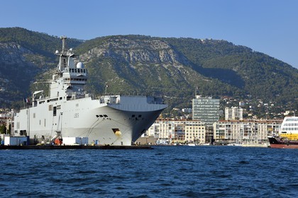 France, Var (83), Toulon, la base navale (Arsenal), Le Dixmude (L9015) est un batiment de projection et de commandement (BPC) de la Marine Nationale de la classe Mistral, en arrière plan l'immeuble de la mairie et le port civil