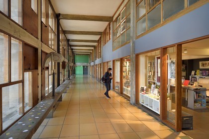 France, Bouches-du-Rhône (13), Marseille, oeuvre architecturale de Le Corbusier, classée Patrimoine Mondial de l'UNESCO, la Cité Radieuse par l'architecte Le Corbusier,  le déambulatoire entre le 3e et le 4e étage