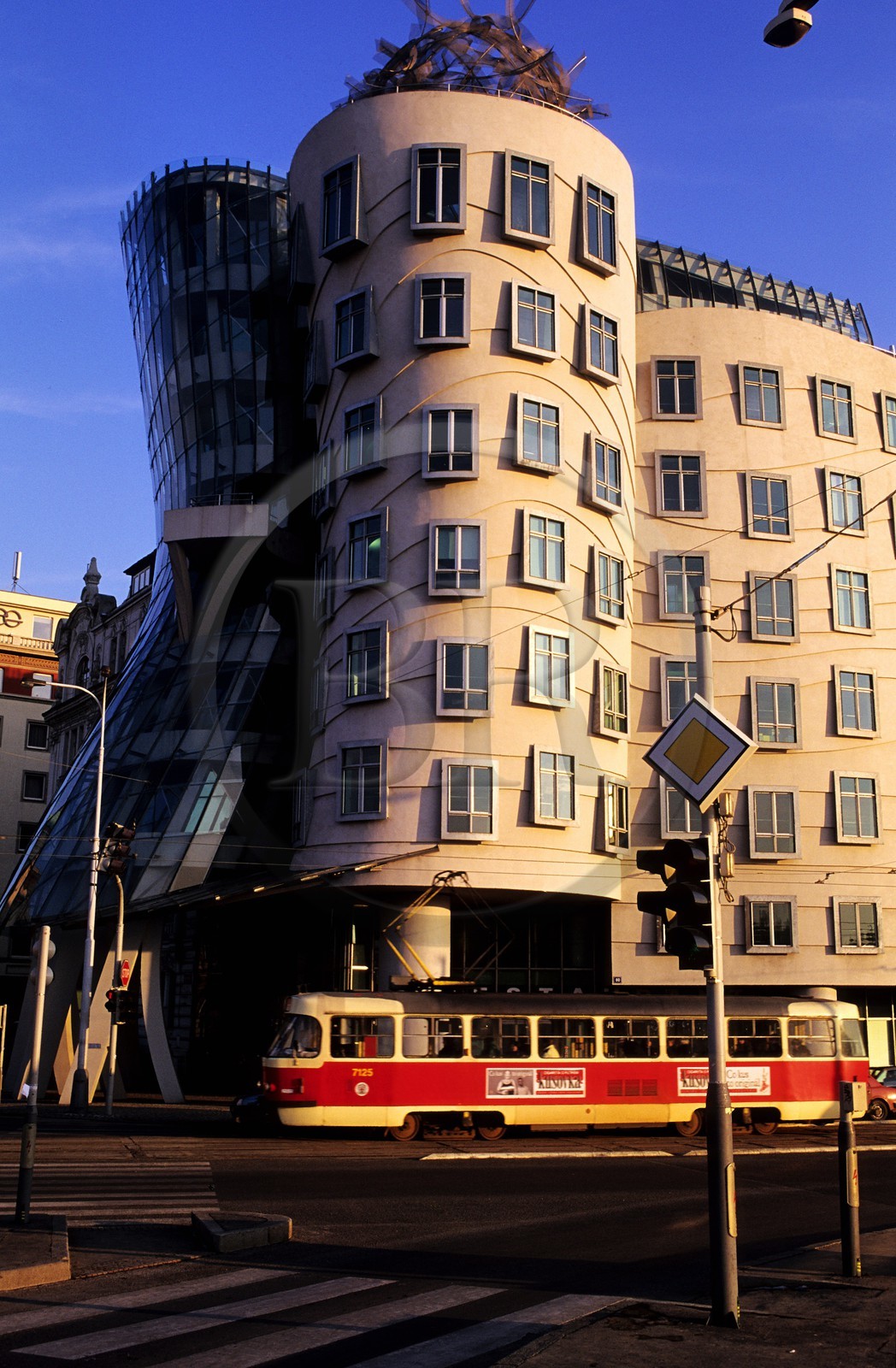 République Tchèque, Prague, la maison qui danse (Ginger et Fred) de Gehry et Milunic sur le quai de la Vltava