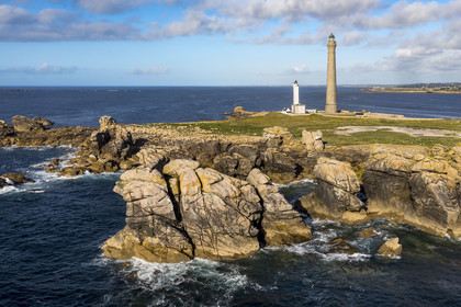 France, Finistère (29), Pays des Abers, Ile Vierge dans l'archipel de Lilia, le phare de l'Ile Vierge, le plus haut phare d'Europe avec 82,5 mètres, et l'ancien phare de 1845 (vue aérienne)