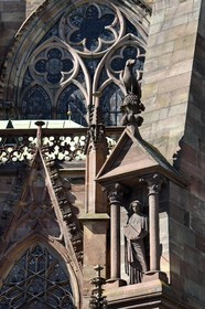 France, Bas-Rhin (67), Strasbourg, vieille ville classée au Patrimoine Mondial de l'UNESCO, la cathédrale Notre-Dame, facade sud, chien (un braque) perché sur un édicule abritant l'Adolescent au cadran solaire (XIIIème siècle)