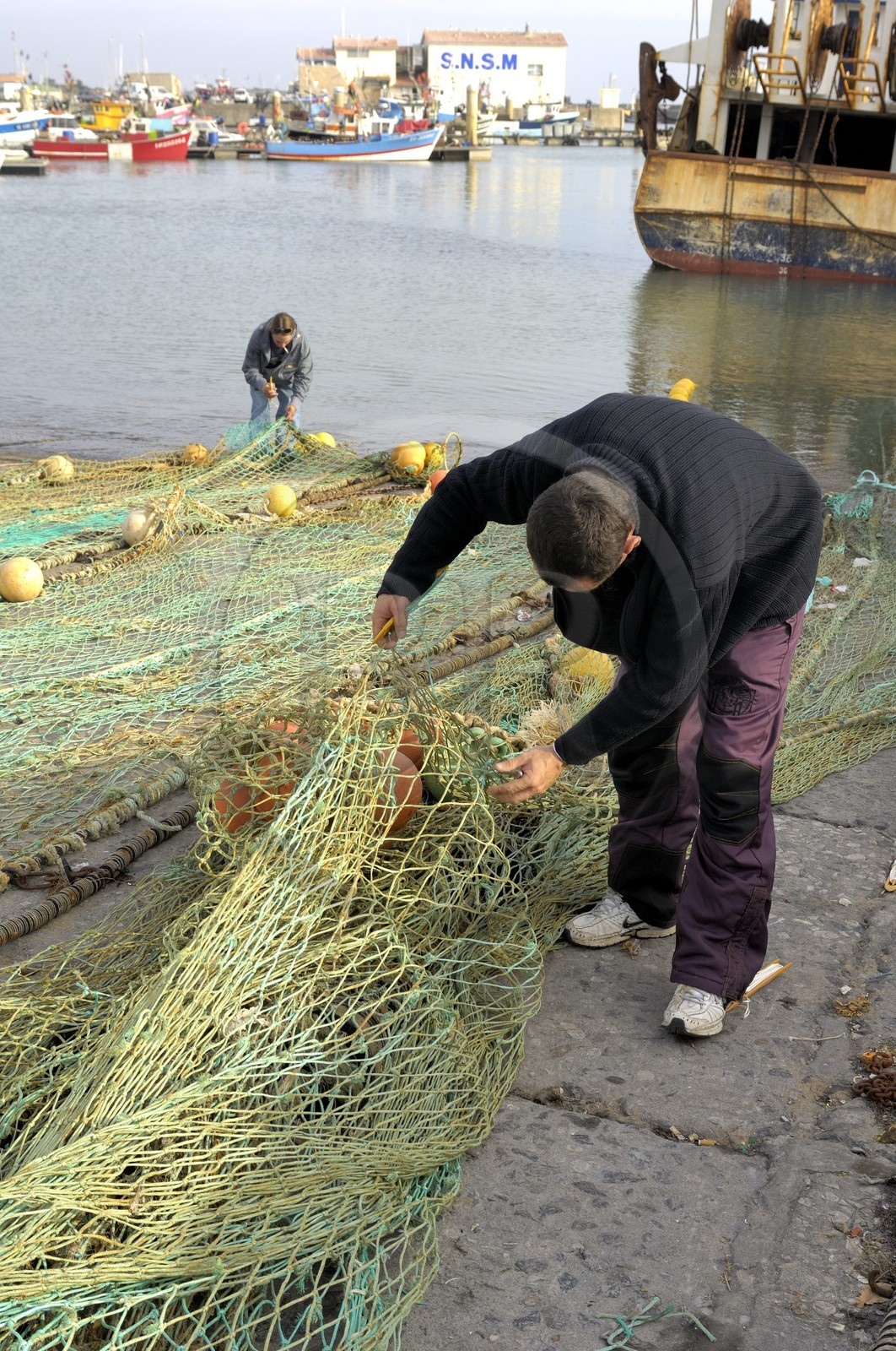 France, Charente-Maritime (17), Ile d'Oléron, port de la Cotinière, réparation des filets