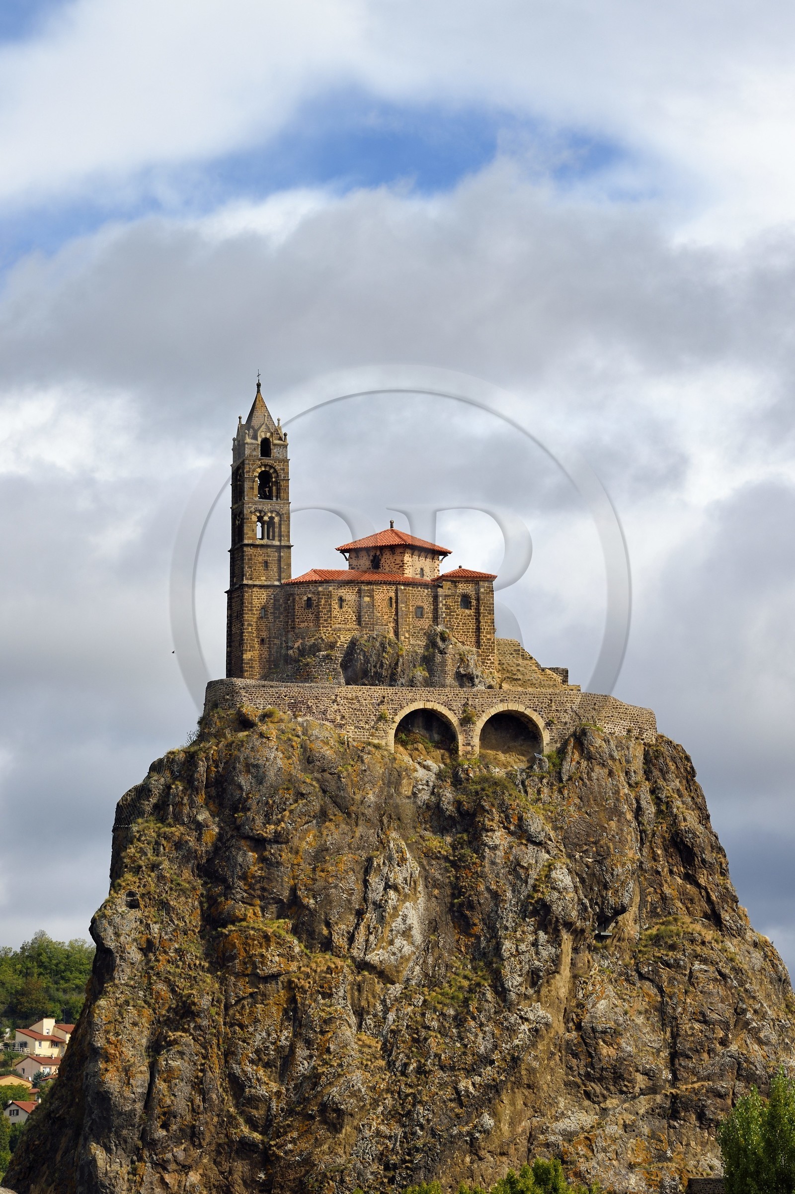 France, Haute-Loire (43), Aiguilhe, commune limitrophe du Puy-en-Velay, étape classée Patrimoine Mondial de l'UNESCO dans le cadre des chemins de Compostelle, la Chapelle Saint-Michel d'Aiguilhe perchée sur un piton volcanique