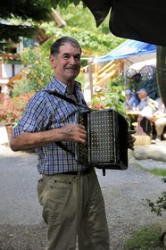 Allemagne, Forêt Noire, Schwartzwald, Bade-Würtemberg, région d'Ottenhöffen, auberge de la Benz-Mühle, un accordéoniste joue et chante des Lieder de la région