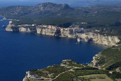 France, Corse-du-Sud (2A), Bonifacio, les falaises calcaires, la citadelle et la vieille ville (vue aérienne)