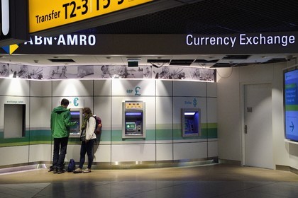 Hollande, Amsterdam, aéroport de Schiphol, distributeur de billets en euros €, livres sterling £ et dollars $