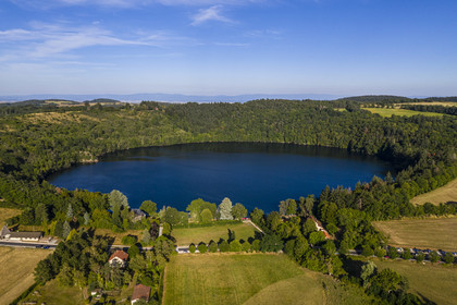 France, Puy-de-Dôme (63), Charbonnières-les-Vieilles, Gour de Tazenat, volcan de type Maar (vue aérienne)
