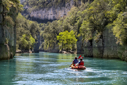Var (83) rive gauche et Alpes-de-Haute-Provence (04) rive droite, Parc Naturel Régional du Verdon, Basses Gorges du Verdon en aval du lac de Sainte Croix, découverte en kayak des gorges de Baudinard