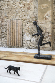 France, Bouches-du-Rhône (13), Marseille, quartier des Goudes, La Friche de l'Escalette dans les ruines d’une ancienne usine de traitement de plomb, sculpture de l'artiste Germaine Richier, le Coureur ... et le chat noir