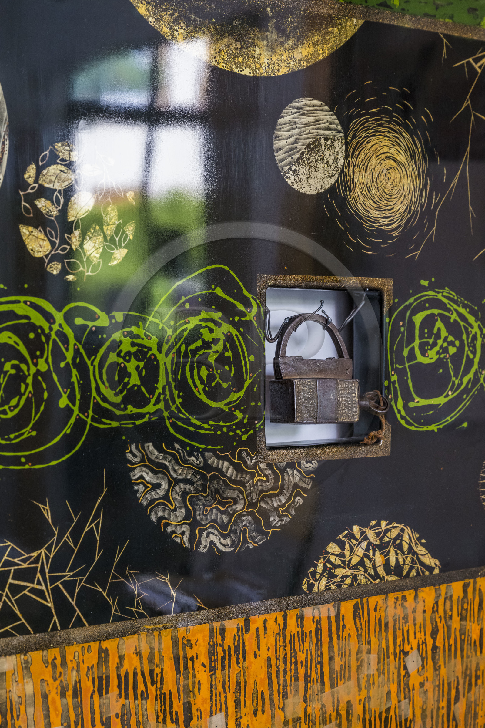 France, Hauts-de-Seine (92), Colombes, oeuvres de l'artiste et laqueur Isabelle Emmerique dans son atelier
