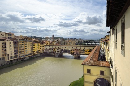 Italy, Tuscany, Florence, listed as World Heritage by UNESCO, the Ponte Vecchio on the Arno River seen from the Galleria degli Uffizi (Uffizi Gallery), the Vasari Corridor, protected passage covered by the Medici between Palazzo Vecchio and Palazzo Pitti,  when crossing the Arno on the Ponte Vecchio