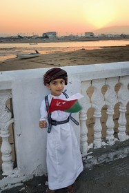 Sultanat d'Oman, gouvernorat de Ash Sharqiyah du Sud, ville et port de Sour, le vieux quartier de pêcheurs de Al Ayjah, Jassin, jeune omanais en habit traditionnel à l'occasion de la fête nationale du 18 novembre