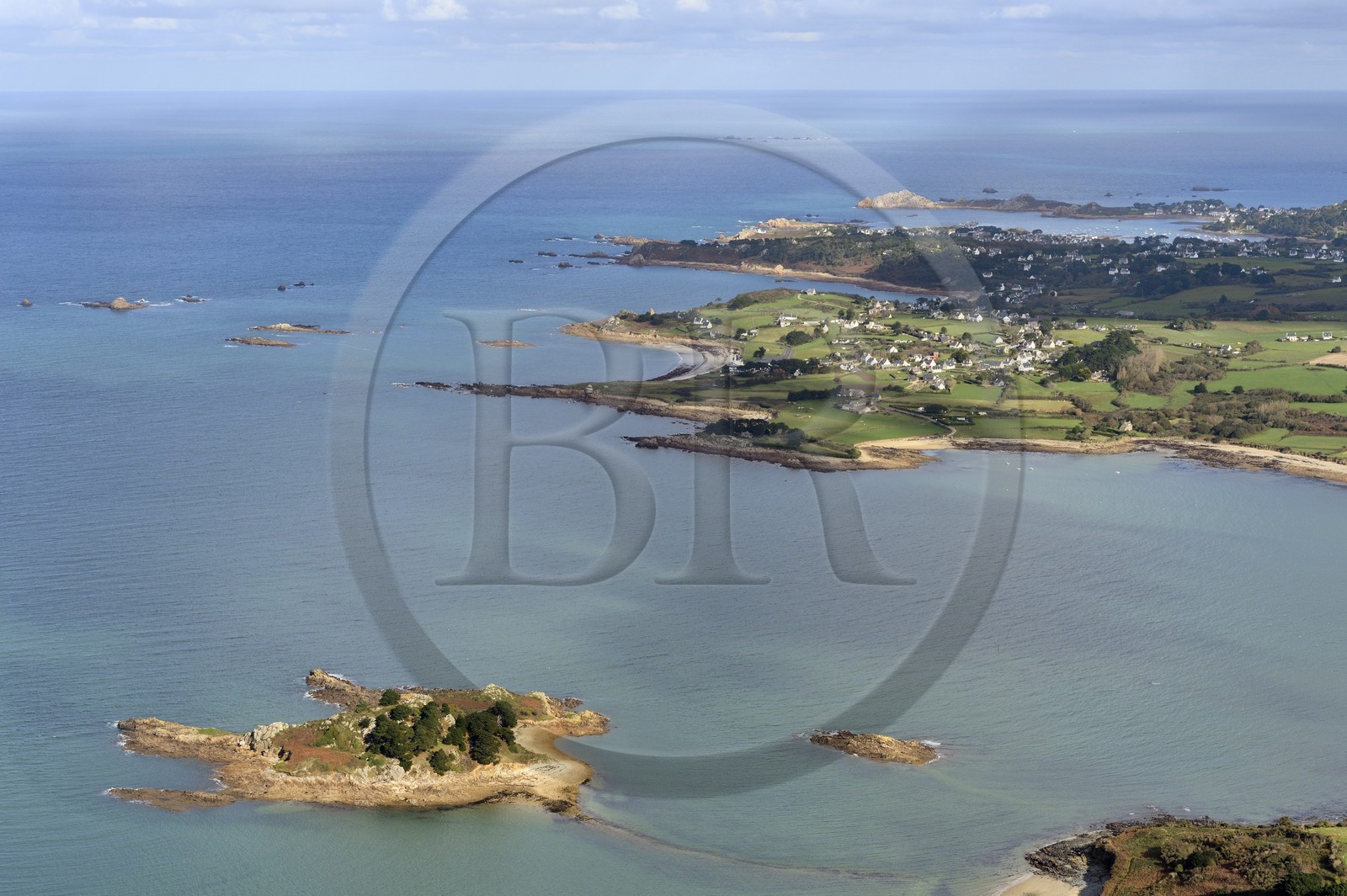 France, Côtes-d'Armor (22), Baie de Morlaix, Terenez, Ile Sterec et le village de Saint Samson en arrière plan (vue aérienne)