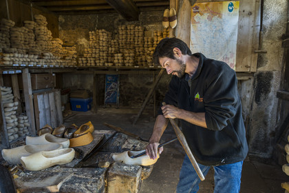 France, Nièvre (58), Parc naturel régional du Morvan, Gouloux, établissement Marchand (scierie, saboterie et boissellerie), Pierre Marchand dans l'atelier de la saboterie