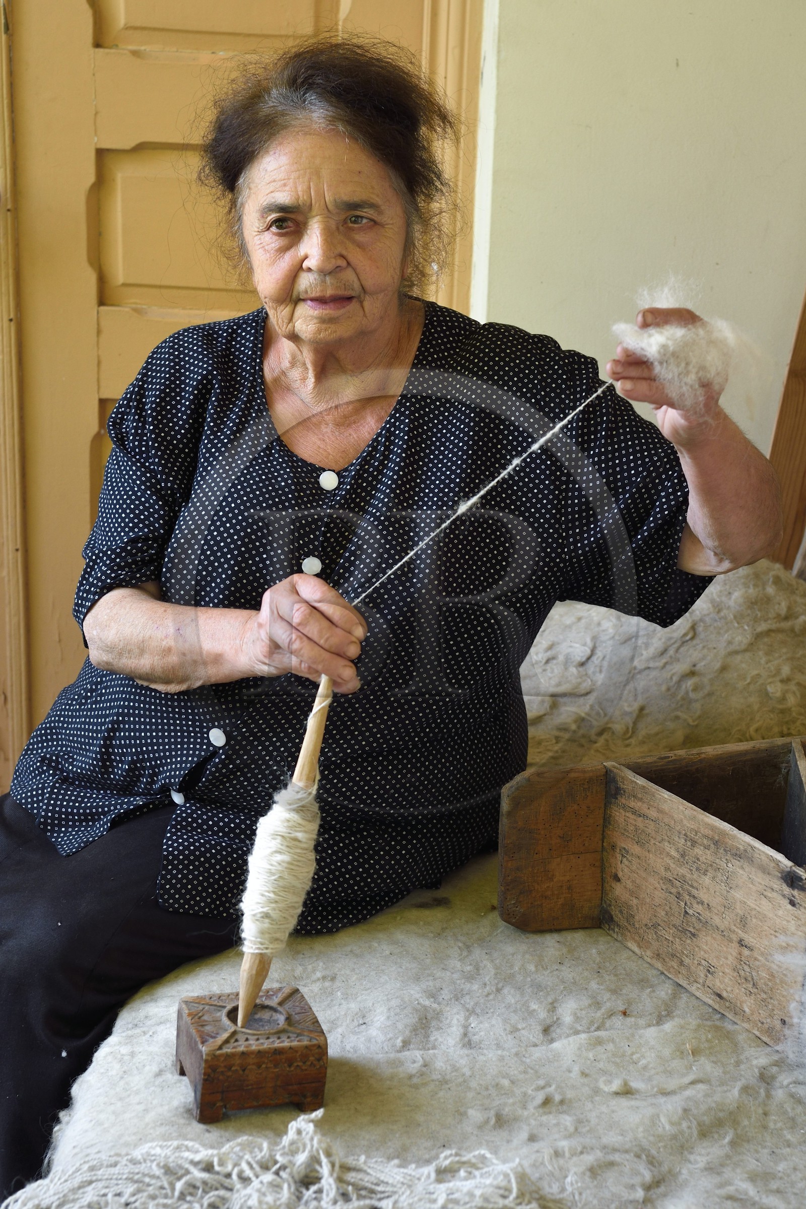 Géorgie, Kakheti, Akhmeta, fillage du coton par une femme touch