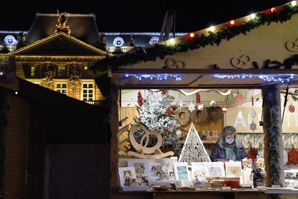 France, Bas-Rhin (67), Strasbourg, vieille ville classée au Patrimoine Mondial de l’UNESCO, le marché de Noël sur la place Kléber et l'Aubette