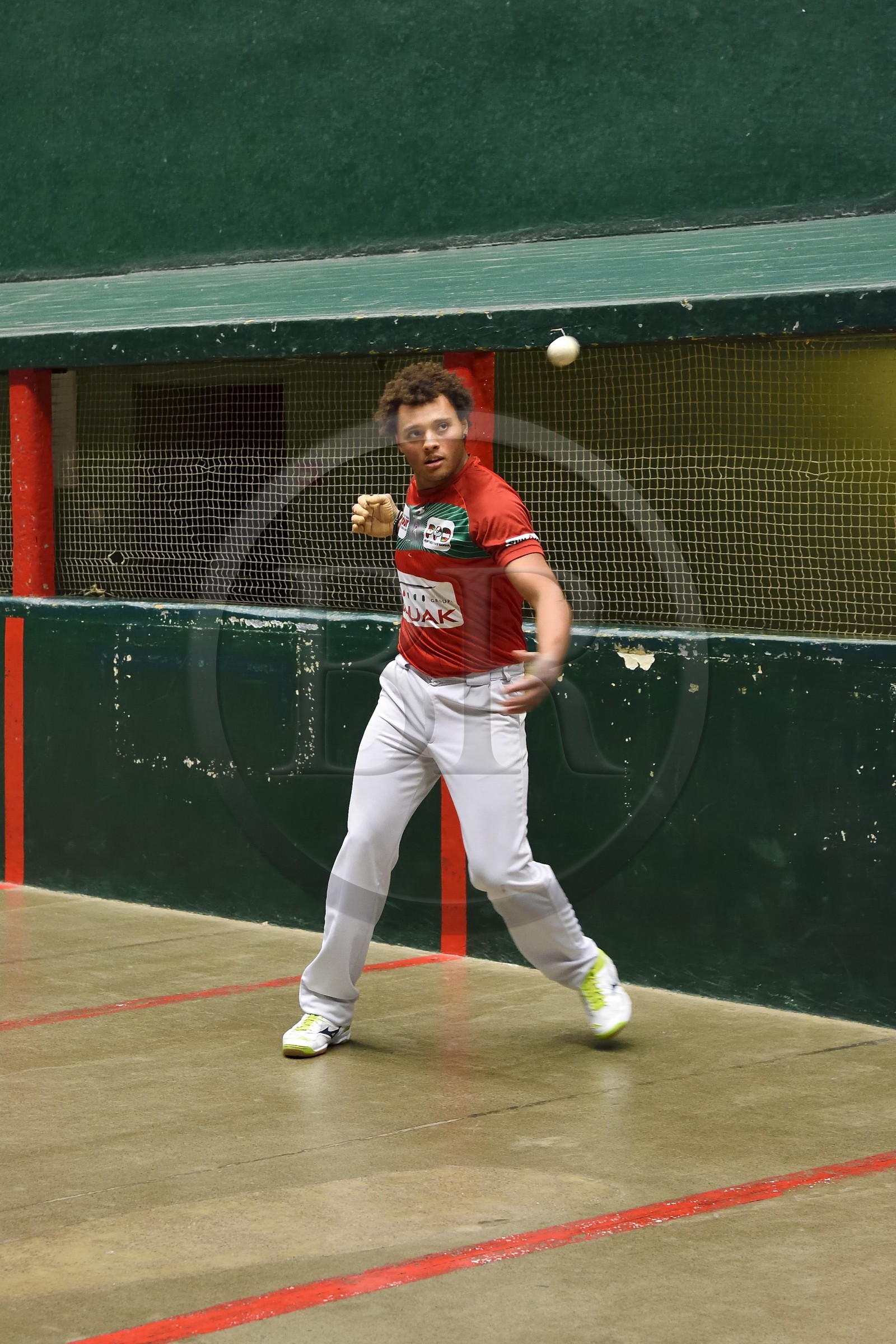 France, Pyrénées-Atlantiques (64), Pays-Basque, Saint-Jean-Pied-de-Port, trinquet Garat, traditionnelle partie de Pelote basque à main nue pour la coupe des Chasseurs
