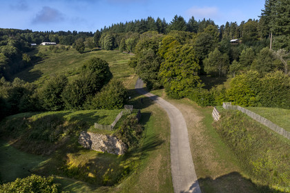 France, Saône-et-Loire (71), parc naturel régional du Morvan, Saint-Léger-sous-Beuvray, oppidum de Bibracte, capitale du peuple celte des Éduens, le site archéologique sur le mont Beuvray, l'entrée fortifiée du site sur l’ancien rempart (vue aérienne)