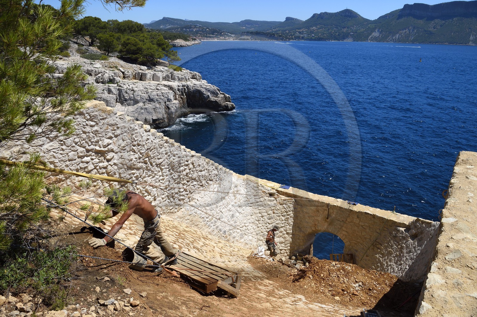 France, Bouches-du-Rhône (13), Cassis, Parc national des Calanques, baie de Cassis, pointe de la Cacau, restauration des Trémies par les cordistes de Alpes de lumière