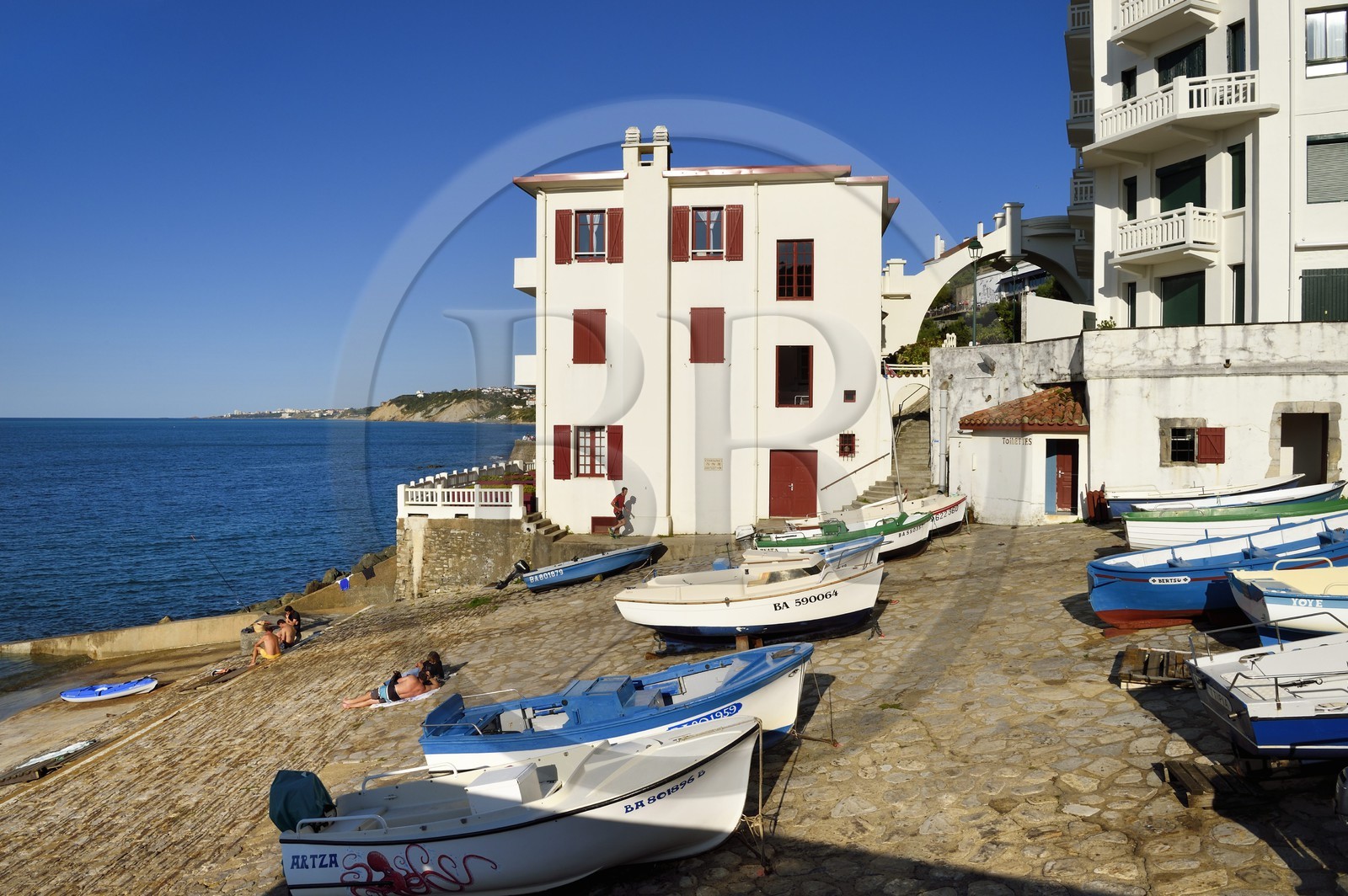 France, Pyrénées-Atlantiques (64), la côte du Pays-Basque, Guéthary, ancien port baleinier dominé par l'ancien hotel Guétharia art déco construit dans les années 1920 transformé en résidence