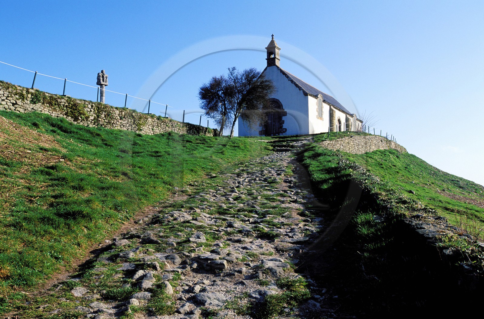France, Morbihan (56), Carnac, tumulus et chapelle Saint-Michel