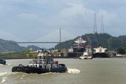 Panama, Canal de Panama, écluses de Pedro Miguel, cargo Panamax passant l'écluse et remorqueur