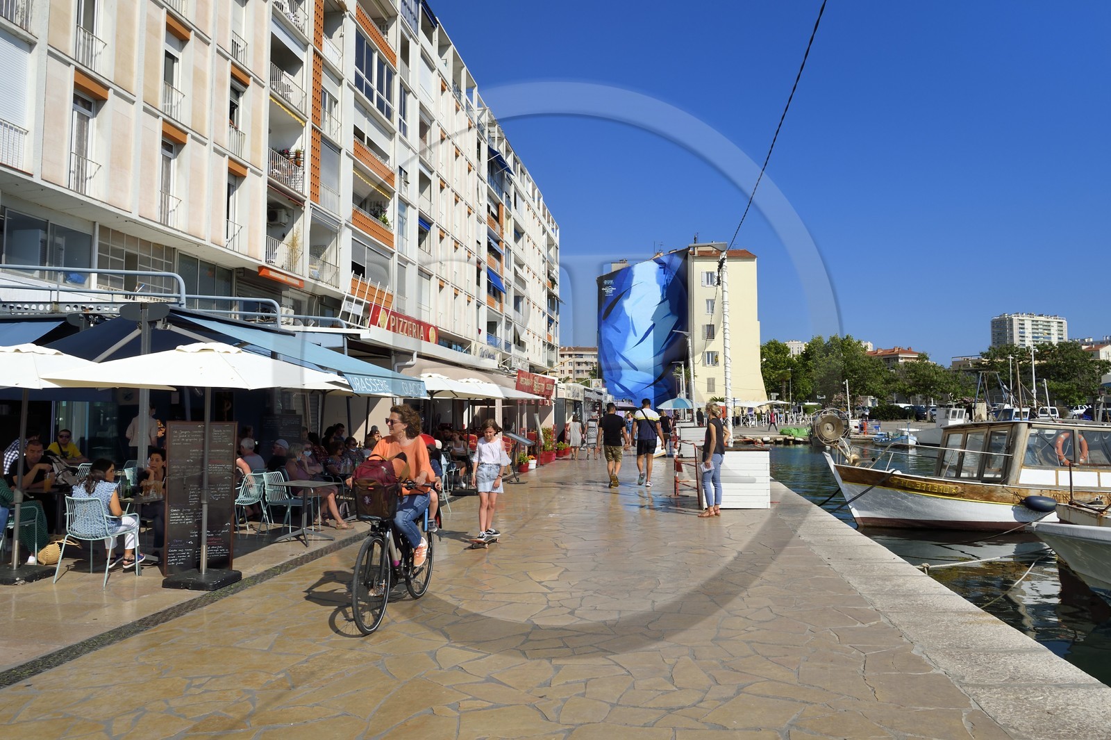 France, Var (83), Toulon, quai Cronstadt, les barres d'immeubles La Frontale conçues par De Mailly suite aux bombardements de 1944