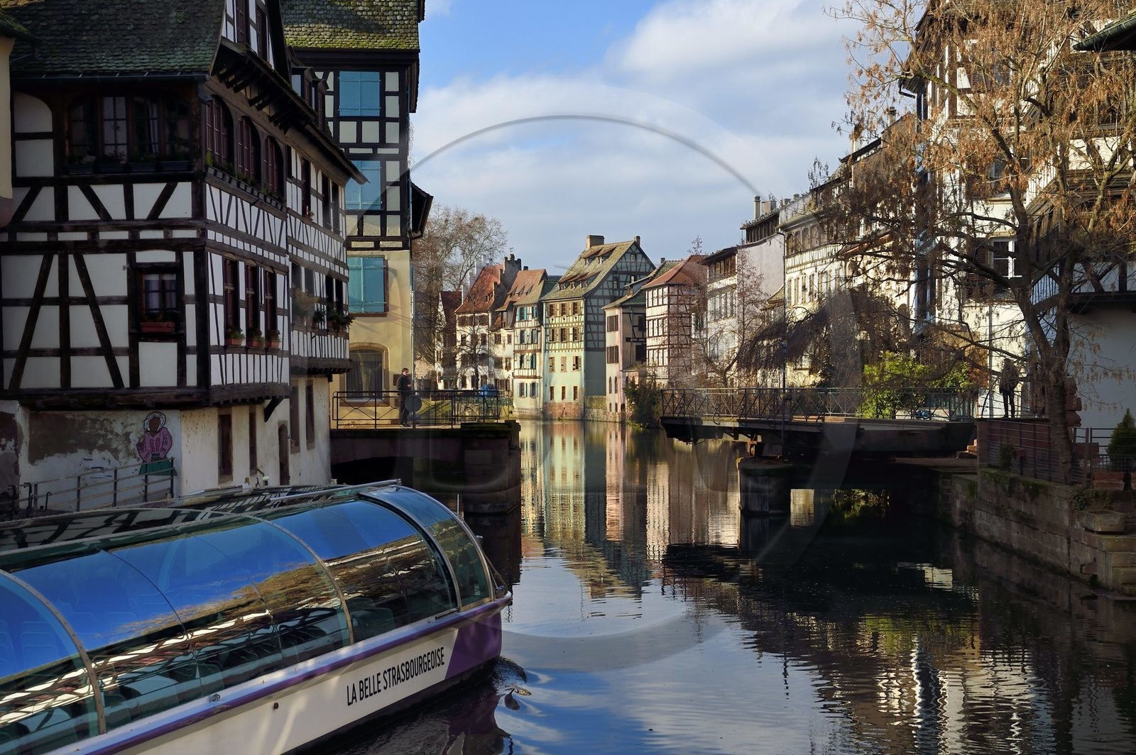 France, Bas-Rhin (67), Strasbourg, vieille ville classée au Patrimoine Mondial de l'UNESCO, quartier de la Petite France, le pont (tournant) du Faisan sur un bras de l'Ill et passage d'un bateau-mouche