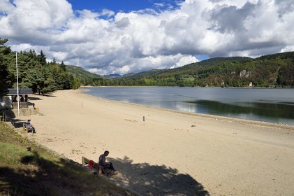 France, Ardèche (07), parc naturel régional des Monts d'Ardèche, massif du Mézenc, Lac-d'Issarlès, lac d'origine volcanique de type maar, le mont Mézenc en arrière plan