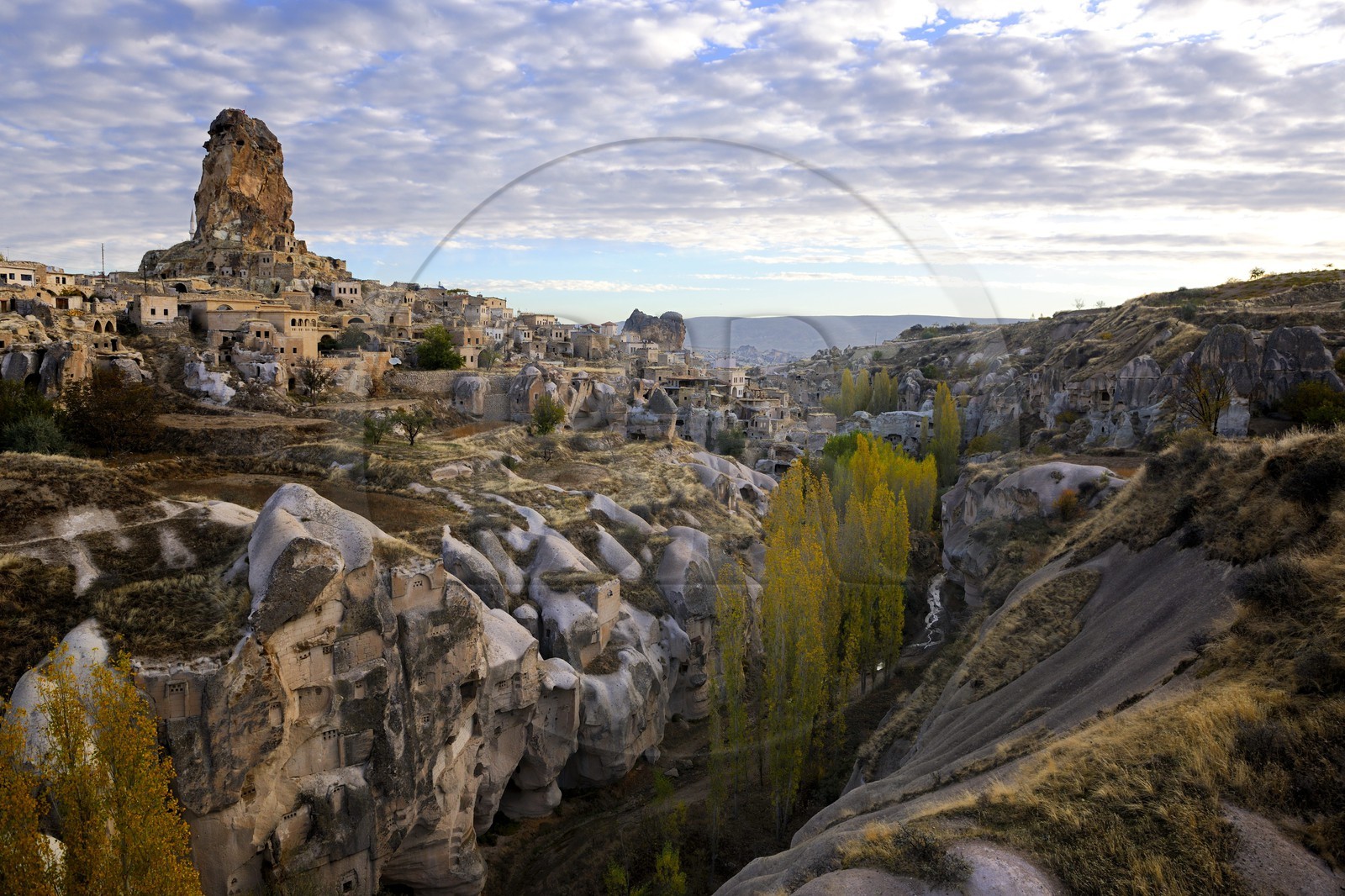 Turquie, Anatolie Centrale, province de Nevsehir, Cappadoce classée Patrimoine Mondial de l'UNESCO, pigeonniers du vallon de Balkan et village d' Ortahisar (vue aérienne)