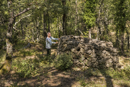 France, Var (83), Provence Verte, Bras, vers Saint-Maximin-la-Sainte-Baume, forêt du domaine Le Peyrourier - une campagne en Provence, Claude Fussler dans un ancien abri pour la chasse à l'affût dit à l'agachon