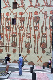 Espagne, Pays basque espagnol, Biscaye, Bilbao la Vieja (Bilbi), rue Santiago Aznar, fresque murale El Fin Justificado (2014) par l'artiste Aryz