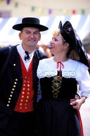 France, Haut-Rhin (68), Eguisheim, labellisé Les Plus Beaux Villages de France, fête du vin, un couple d' alsacien en costume