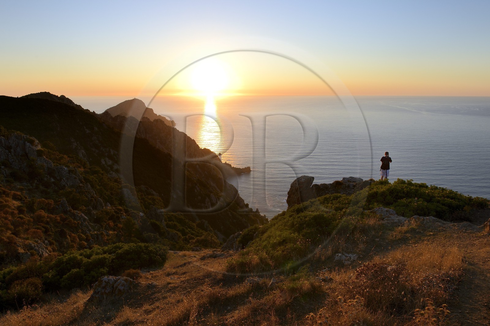France, Corse-du-Sud (2A), Golfe de Porto, classé Patrimoine Mondial de l'UNESCO, le Capo Rosso et la Tour Génoise de Turghiu (Turghio) à gauche en arrière plan