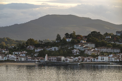 France, Pyrénées-Atlantiques (64), la côte du Pays-Basque, Ciboure dans la la baie de Saint-Jean-de-Luz