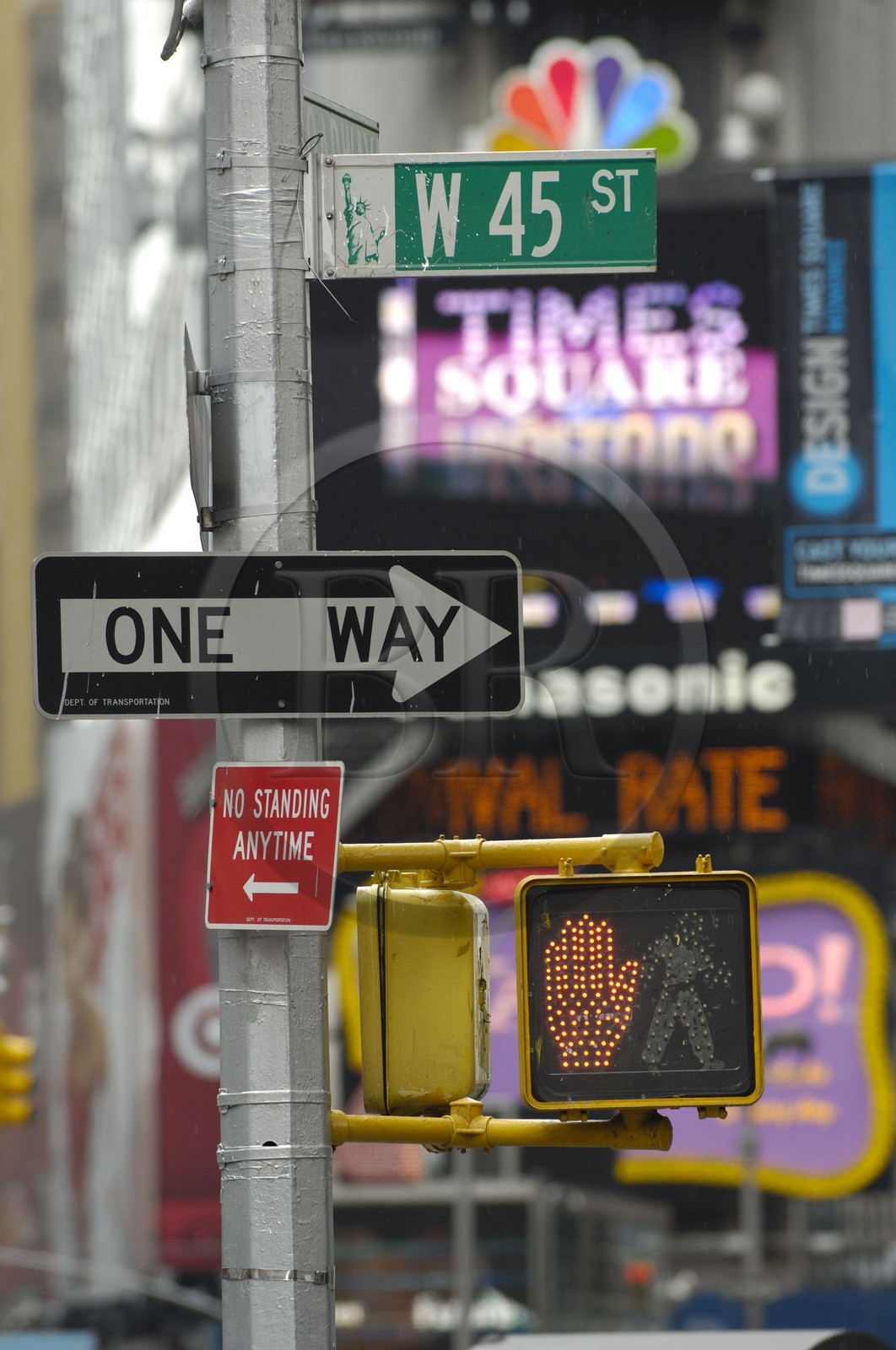 Etats-Unis, New York, Manhattan, Times Square, plaque de rue et panneaux indicateurs