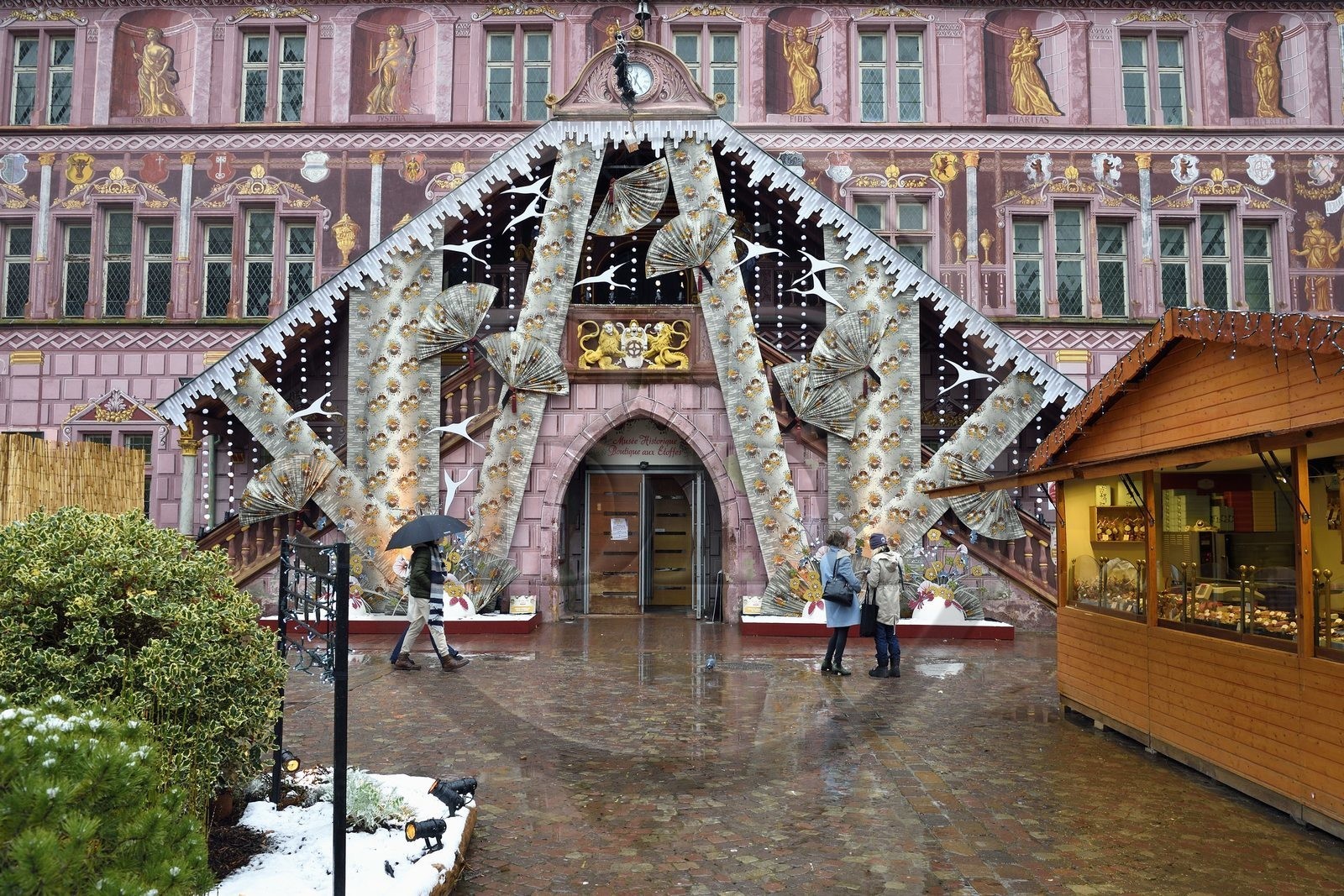 France, Haut-Rhin (68), Mulhouse, l'Hotel de ville décoré de l'étoffe de Noël officielle de la ville de Mulhouse créé par Marie-Jo Gebel, ici celle de 2021