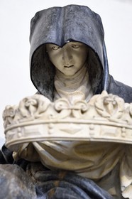 France, Meurthe-et-Moselle (54), Nancy, le Palais Ducal (Palais des Ducs de Lorraine) et musée lorrain, église des Cordeliers, une clarisse tend la couronne de Lorraine au gisant de la Duchesse Philippe de Gueldre (détail) par le sculpteur Ligier Richier (XVIème siècle)