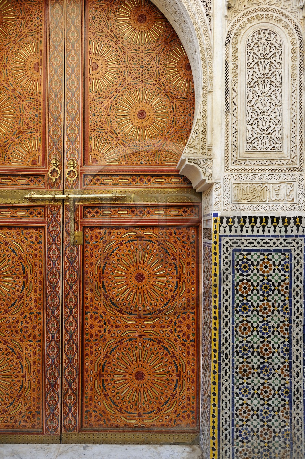 Maroc, Moyen Atlas, Fès, ville impériale, médina classée Patrimoine Mondial de l'UNESCO, Fès el Bali, la mosquée funéraire Zaouïa de Sidi Ahmed Tijani, plâtre sculpté et zelliges de l'entrée latérale