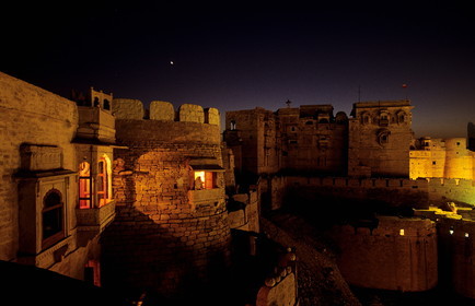 Inde, état du Rajasthan, Fort de Jaisalmer, fenêtre du petit hôtel tenu par un français, le Kila Bhawan dans les remparts et le Raj Mahal Palace