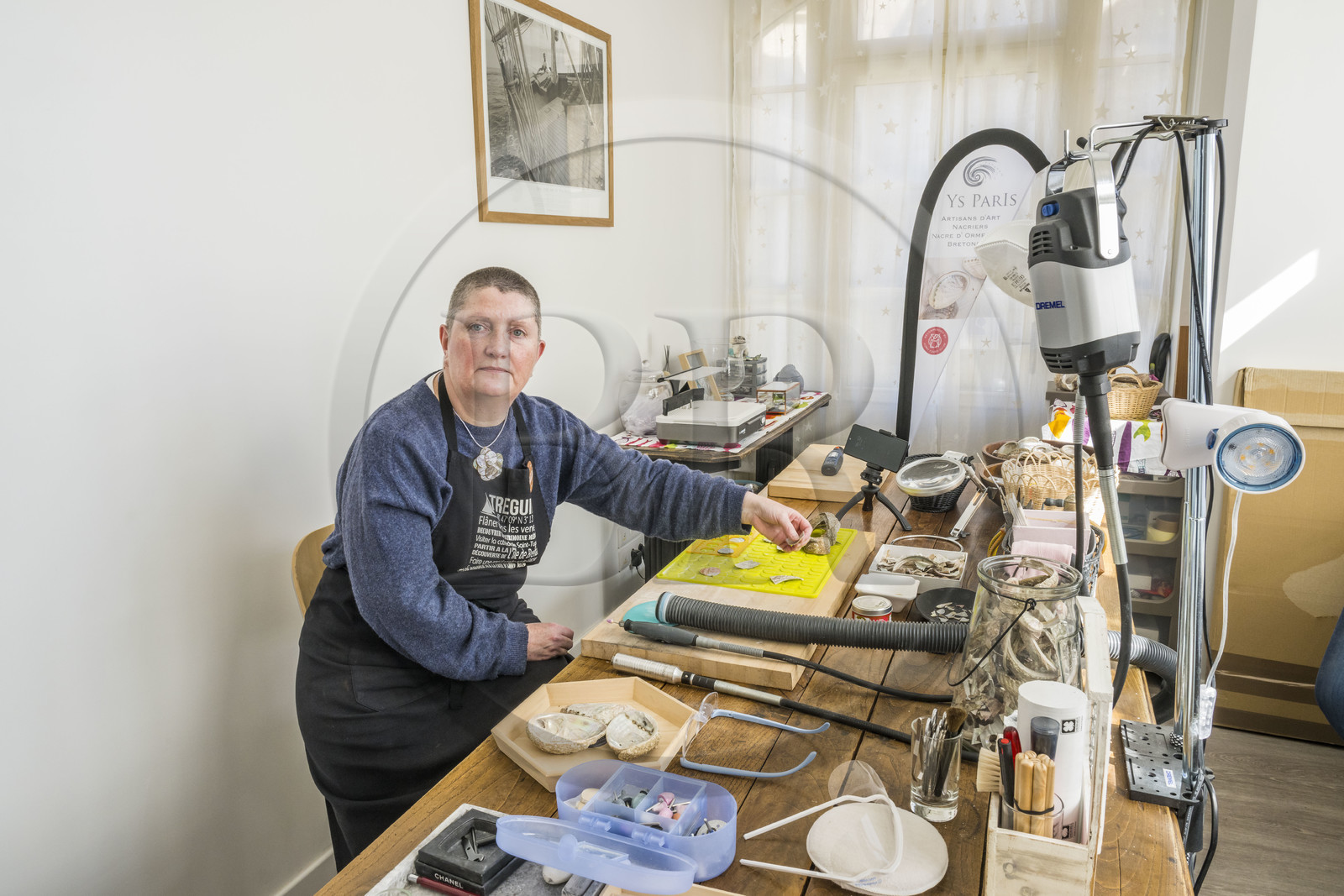 France, Côtes-d'Armor (22), Tréguier, Delphine Le Poupon artisan d'Art nacrier dans l'atelier de création Ys Paris