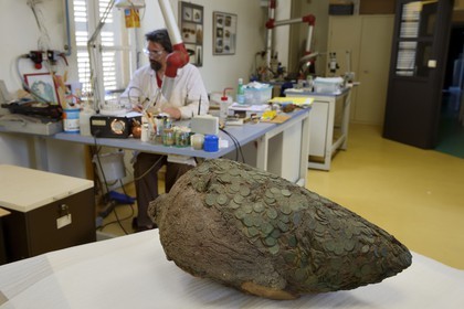France, Isère (38), Vienne, Centre de restauration et d'étude archéologique municipal (CREAM), atelier de conservation-restauration d'objets archéologiques en métal, verre, céramique ainsi que de moulage et de conservation préventive, moulage de l'intérieur de l'amphore du trésor de Vilette d'Anthon datant de la fin du IIIème siècle