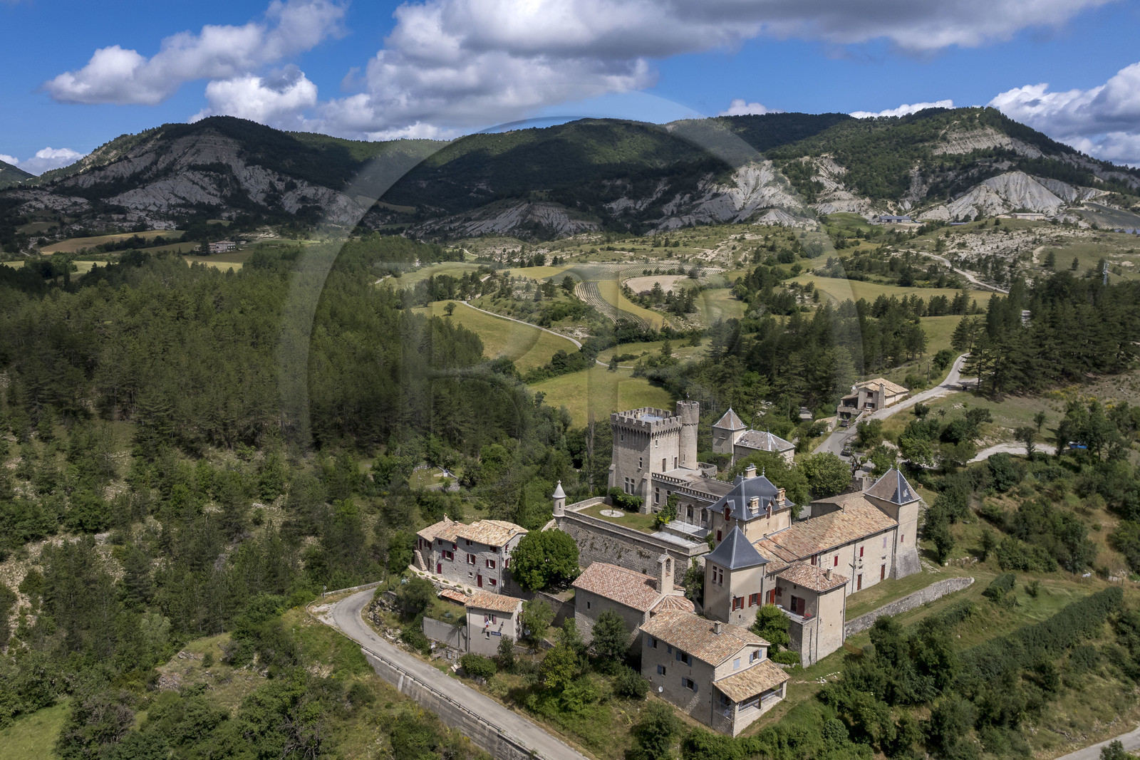 France, Drôme (26), parc naturel régional des Baronnies provençales, Aulan, château (XIIe siècle reconstruit XIXe siècle)(vue aérienne)