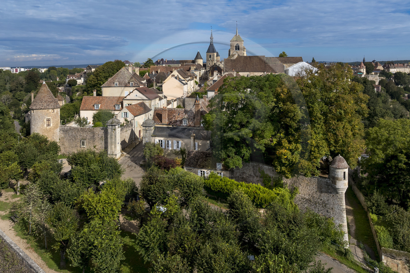 France, Yonne (89), parc naturel régional du Morvan, Avallon, les remparts de la vieille ville, la tour de l'Horloge et l'église collégiale Saint-Lazare en arrière plan (vue aérienne)