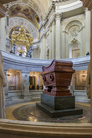 France, Paris (75), Hotel des Invalides, la cathédrale Saint-Louis-des-Invalides, le panthéon militaire, le tombeau de Napoléon 1er en quartzite rouge